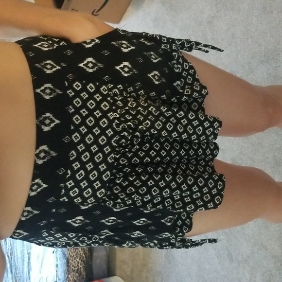 Black & White pattern shorts - Picture 3 of 5